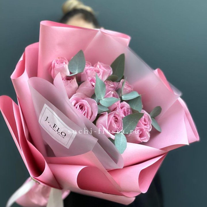 15 Розовых роз с эвкалиптом в Старом Осколе