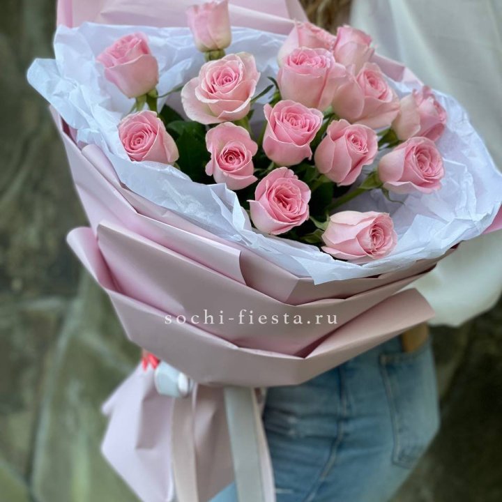 Розовые розы в авторском оформлении с доставкой в Старом Осколе
