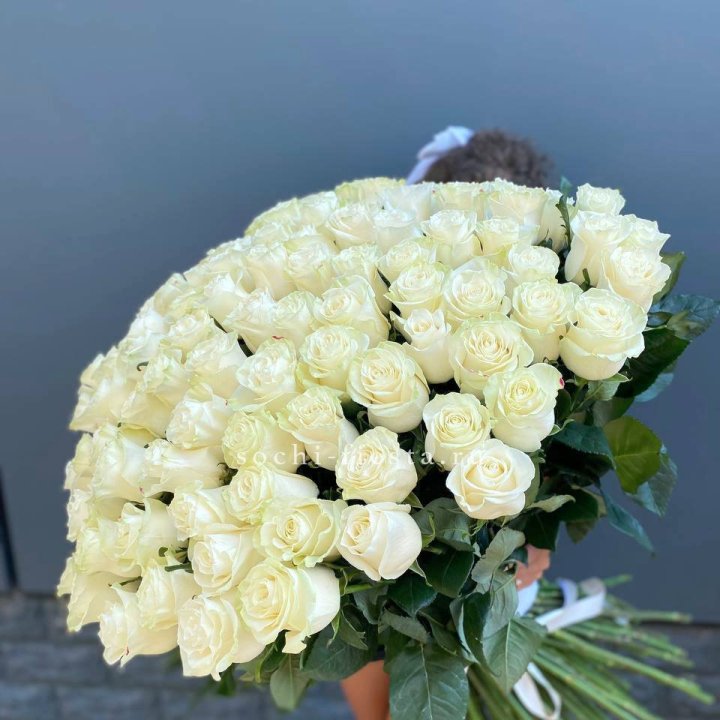 101 белая высокая роза в Старом Осколе