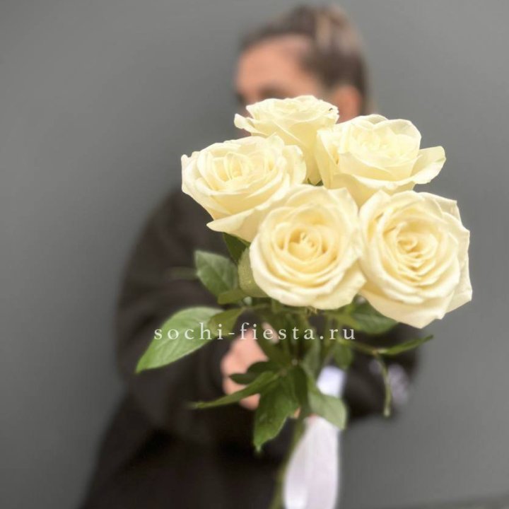 Букет 5 белых роз  в Старом Осколе