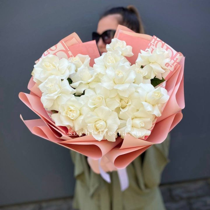 Белые розы "Аморе" в Старом Осколе