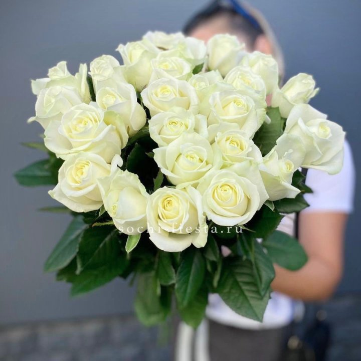 Голландские розы белые 25 с доставкой в Старом Осколе