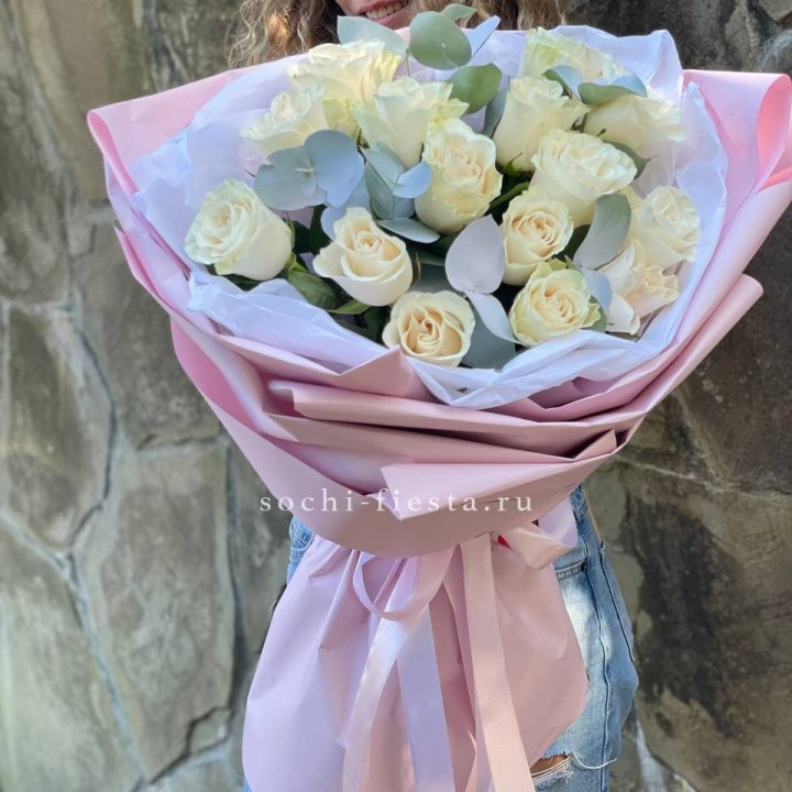 Белые розы в авторском оформлении с доставкой в Старом Осколе