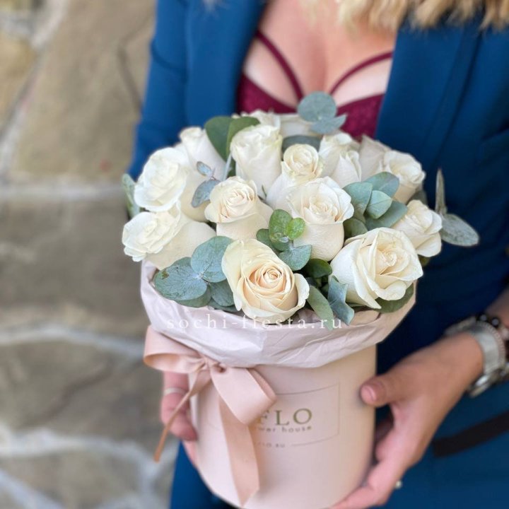 Цилиндр из белых роз в Старом Осколе