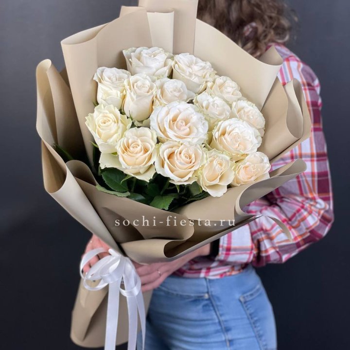 15 белых роз кофе в Старом Осколе