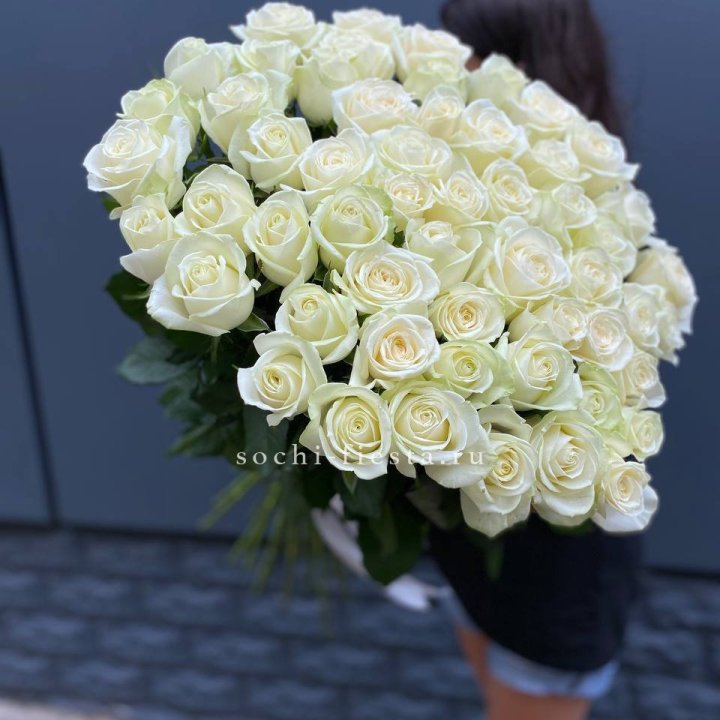51 белоснежная высокая роза с доставкой в Старом Осколе