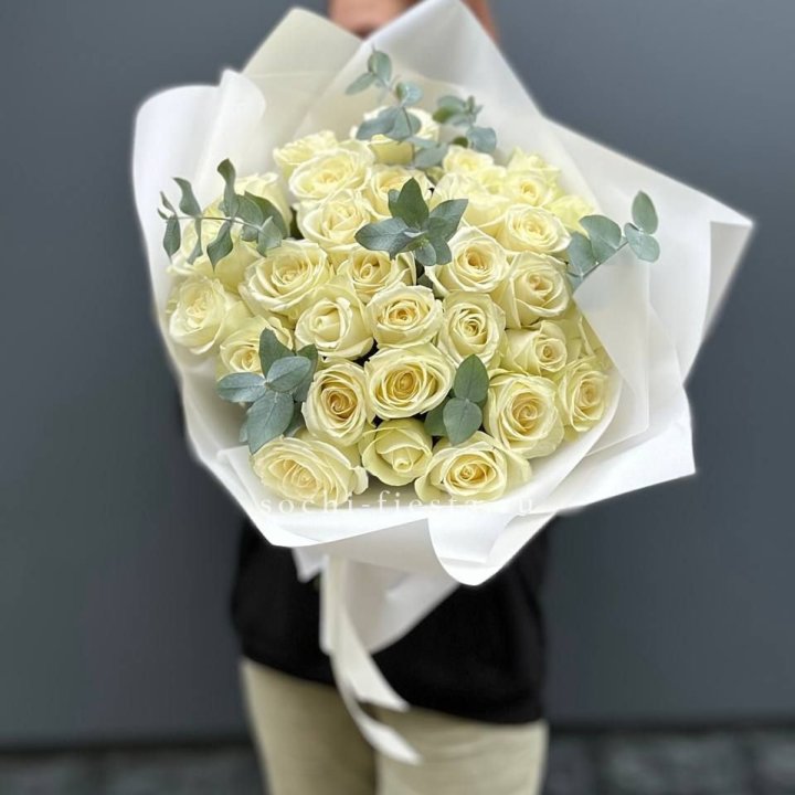 31 белая роза с эвкалиптом в Старом Осколе