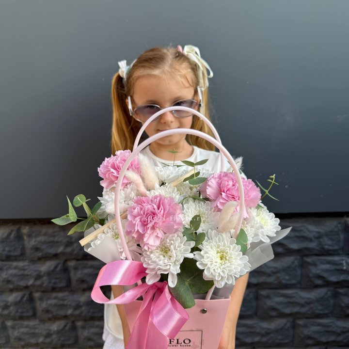 Сумочка из стойких хризантем и диантуса в Старом Осколе