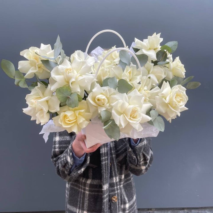 15 белых роз в сумочке в Старом Осколе