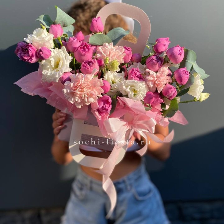 Сумочка с кустовой розой и диантусами в Старом Осколе