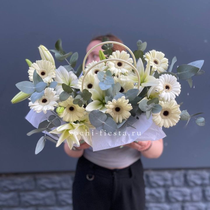 Сумочка лилии и герберы в Старом Осколе