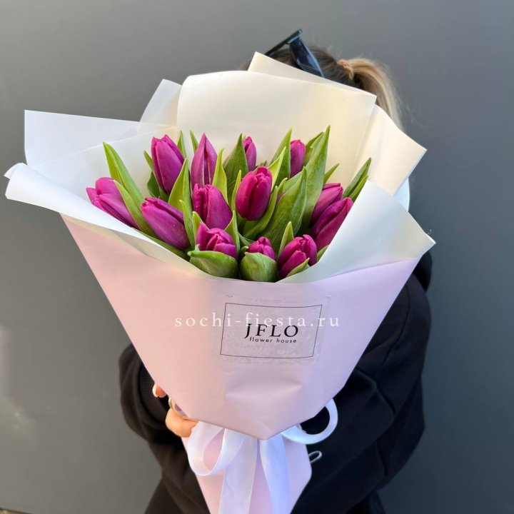 15 пурпурных тюльпанов в Старом Осколе