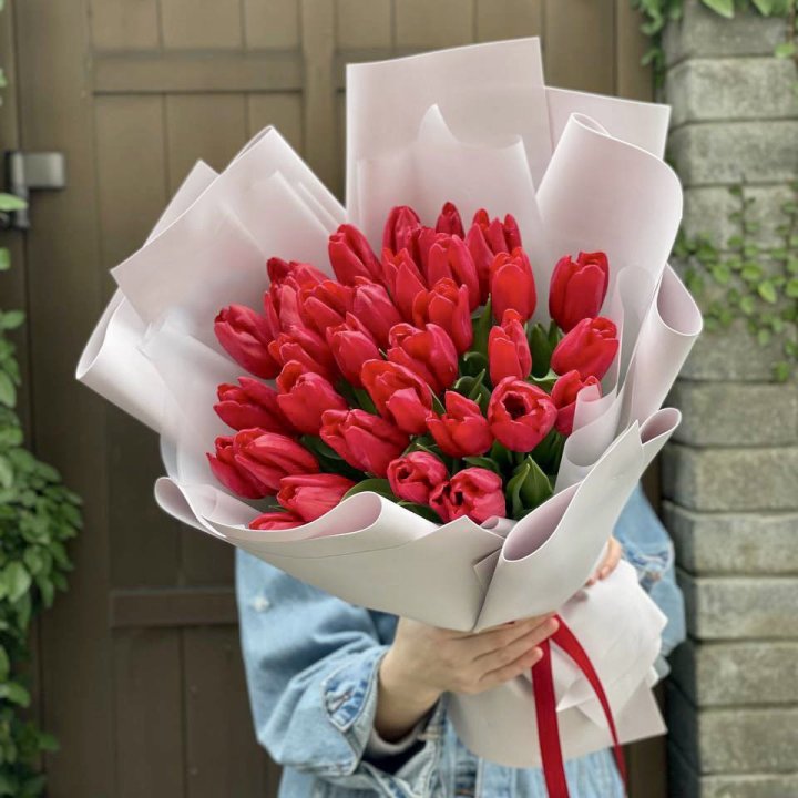 35 красных тюльпанов в Старом Осколе
